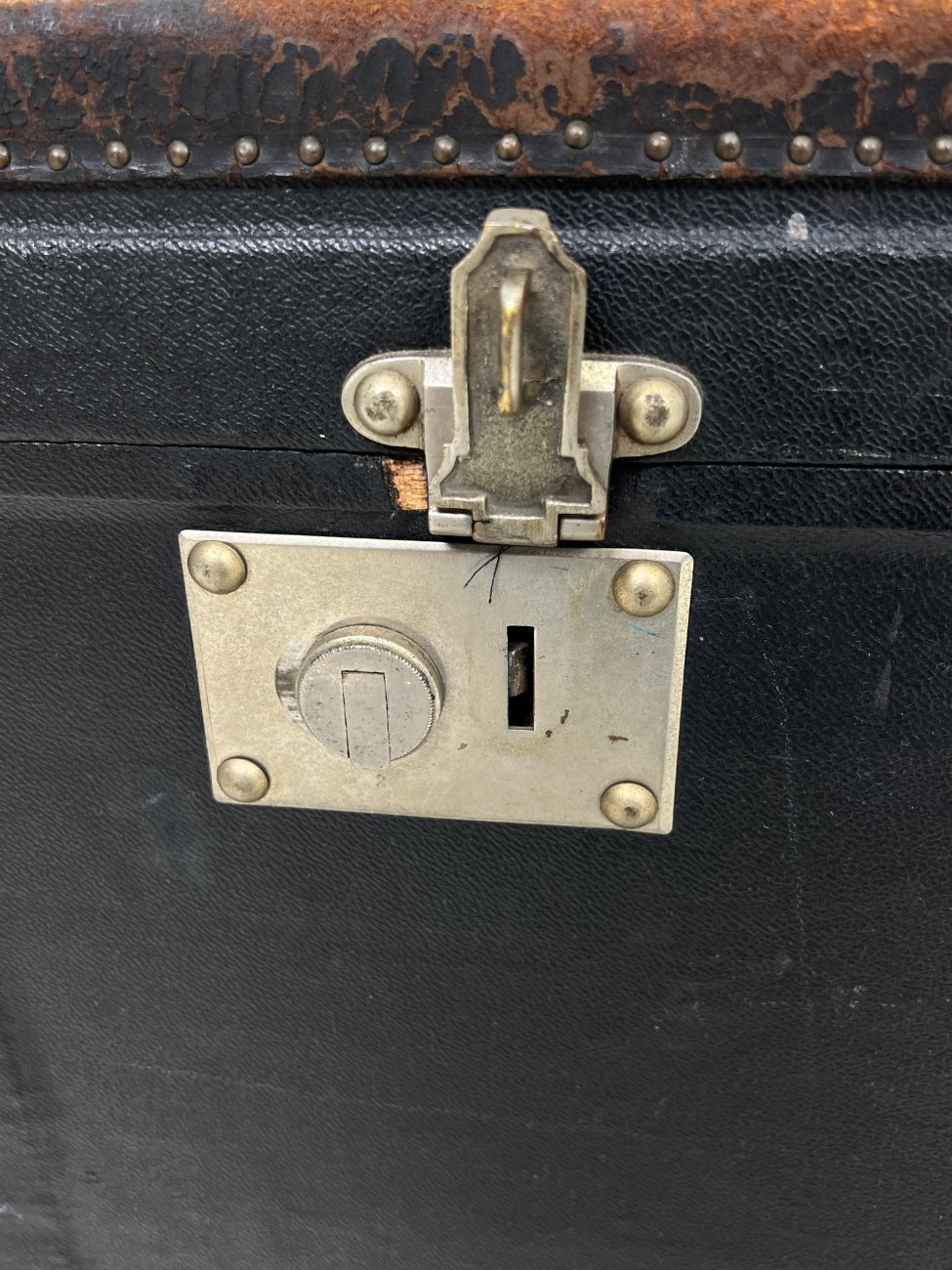 DL0047-skrynios-8 Senovinė juodos spalvos skrynia su atidaromu priekiu 51(+52,5)x82x59,5 cm