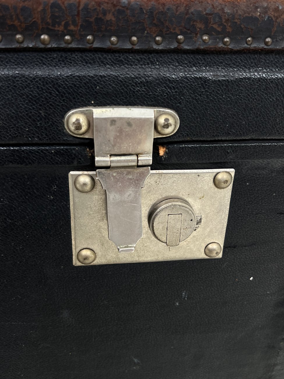 DL0047-skrynios-9 Senovinė juodos spalvos skrynia su atidaromu priekiu 51(+52,5)x82x59,5 cm