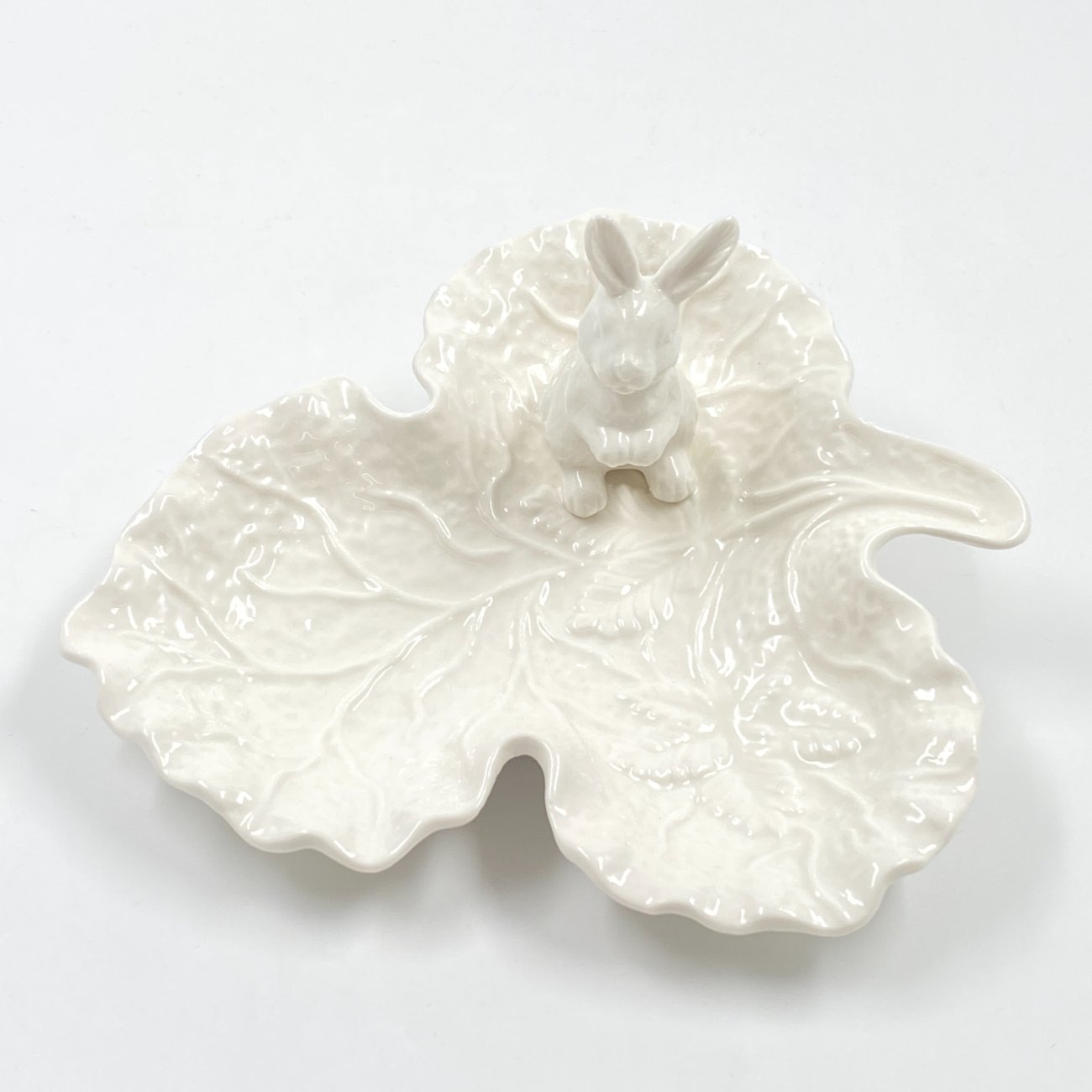 CY0248-dekoratyvines-lekstes-0 Porcelianinė dekoratyvinė lėkštė su kiškiu “Royal” 19x21x8 cm