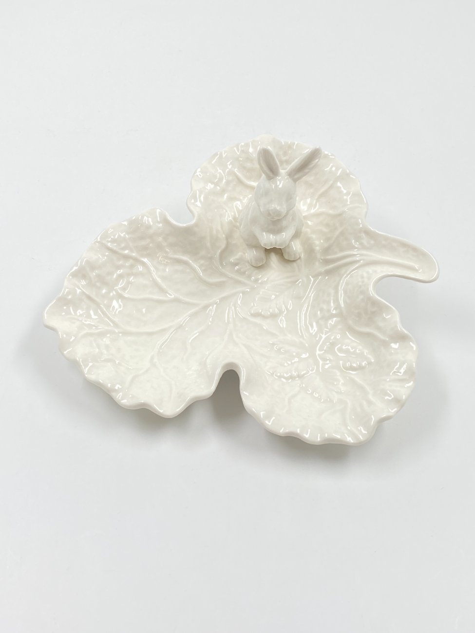 CY0248-dekoratyvines-lekstes-1 Porcelianinė dekoratyvinė lėkštė su kiškiu “Royal” 19x21x8 cm