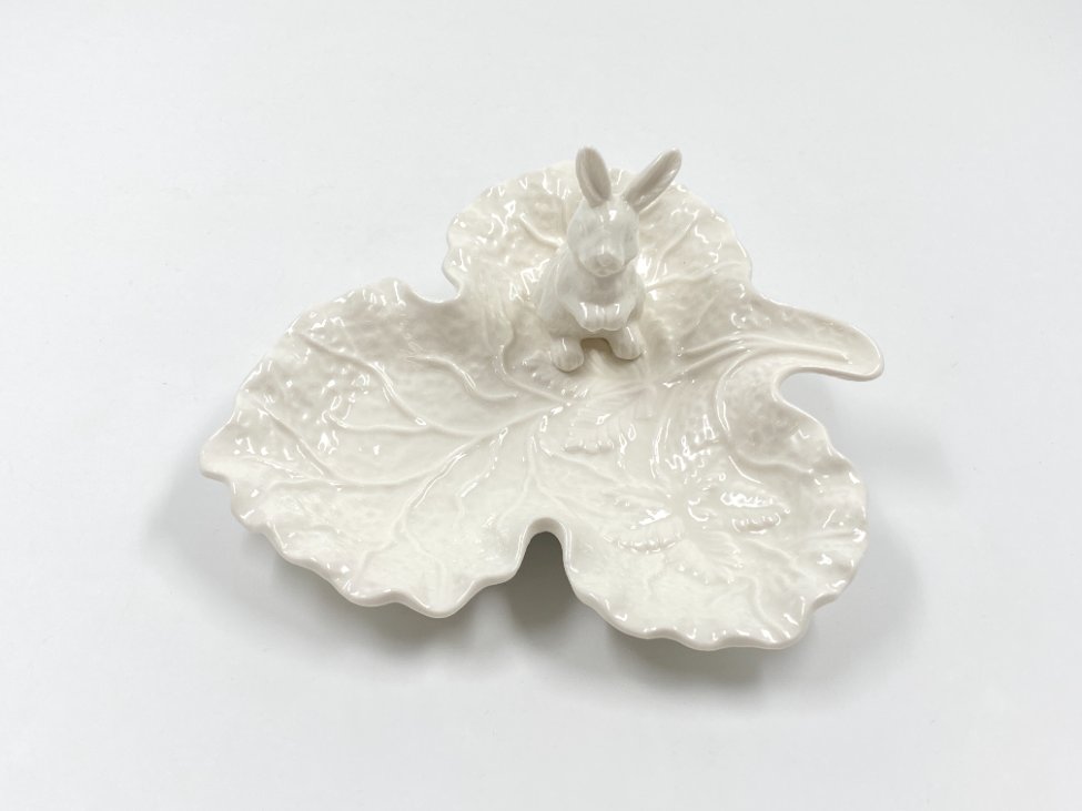 CY0248-dekoratyvines-lekstes-2 Porcelianinė dekoratyvinė lėkštė su kiškiu “Royal” 19x21x8 cm