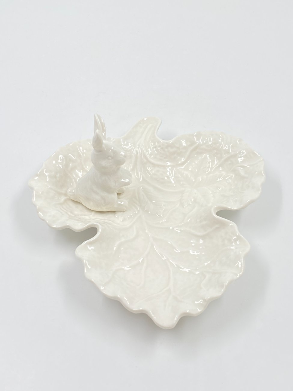 CY0248-dekoratyvines-lekstes-3 Porcelianinė dekoratyvinė lėkštė su kiškiu “Royal” 19x21x8 cm