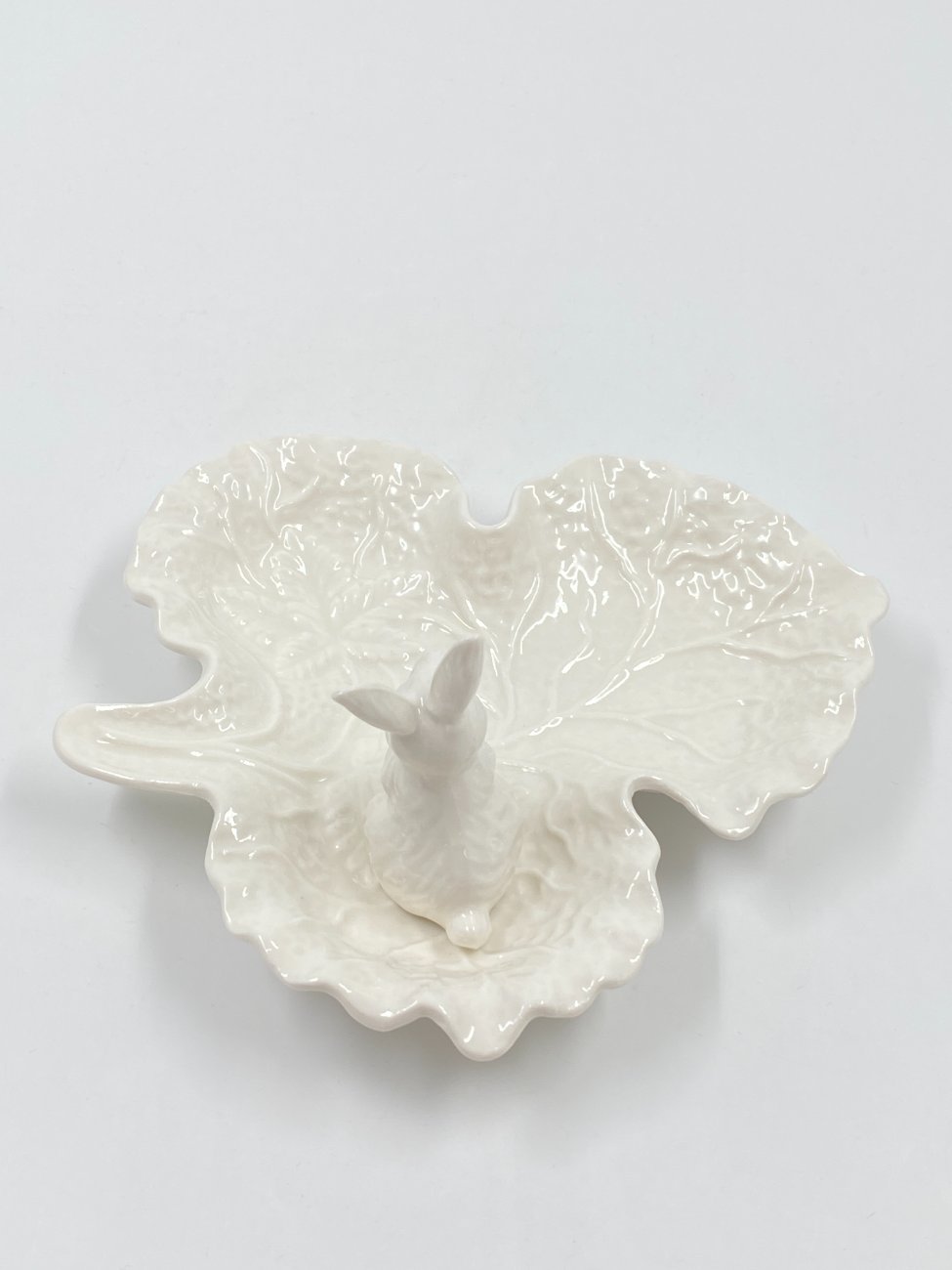 CY0248-dekoratyvines-lekstes-4 Porcelianinė dekoratyvinė lėkštė su kiškiu “Royal” 19x21x8 cm