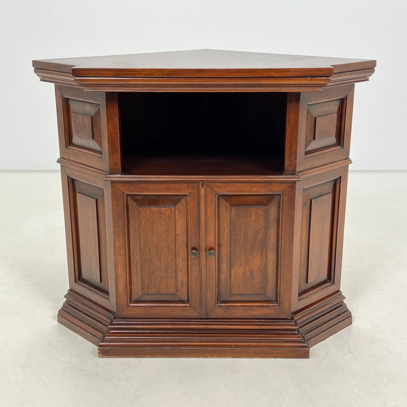 DL0116-spinteles-0 Raudonmedžio kampinė dviejų durų ir lentynos spintelė 67x92x79 cm