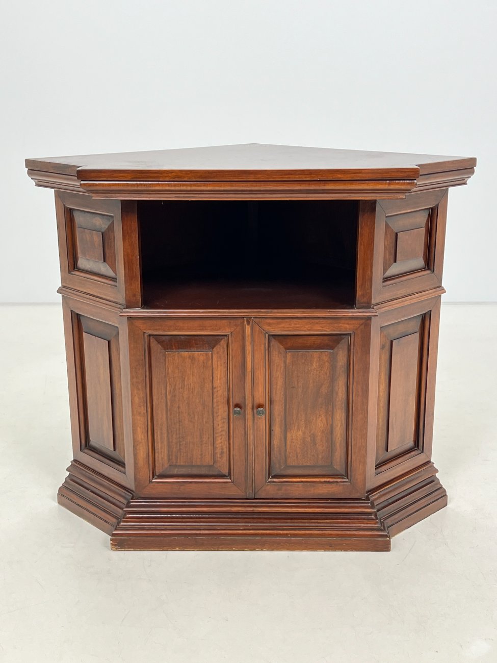 DL0116-spinteles-1 Raudonmedžio kampinė dviejų durų ir lentynos spintelė 67x92x79 cm