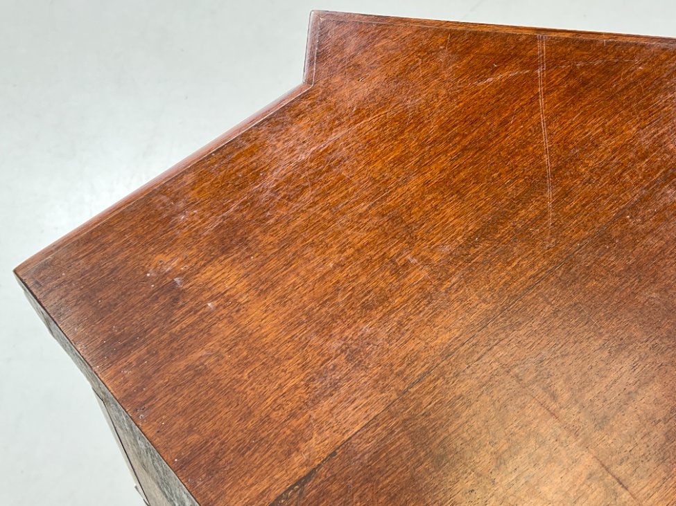 DL0116-spinteles-10 Raudonmedžio kampinė dviejų durų ir lentynos spintelė 67x92x79 cm