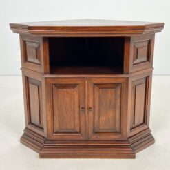 Raudonmedžio kampinė dviejų durų ir lentynos spintelė 67x92x79 cm