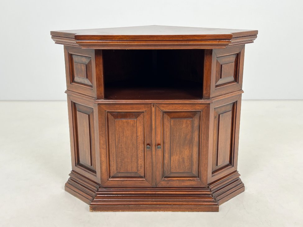 DL0116-spinteles-2 Raudonmedžio kampinė dviejų durų ir lentynos spintelė 67x92x79 cm