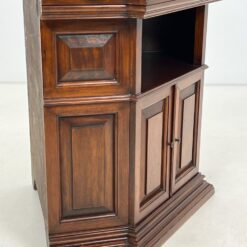 Raudonmedžio kampinė dviejų durų ir lentynos spintelė 67x92x79 cm