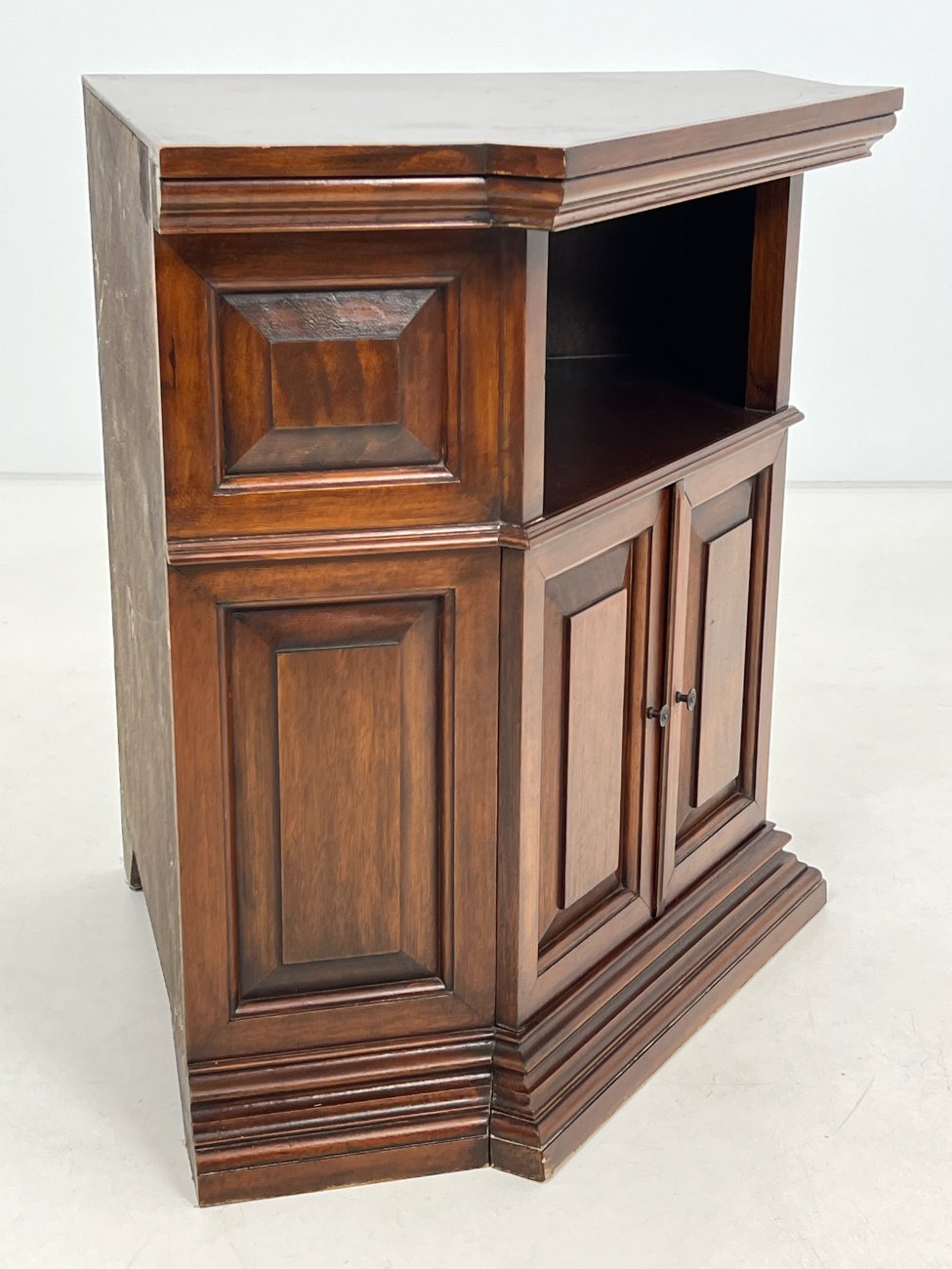 DL0116-spinteles-3 Raudonmedžio kampinė dviejų durų ir lentynos spintelė 67x92x79 cm