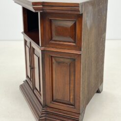 Raudonmedžio kampinė dviejų durų ir lentynos spintelė 67x92x79 cm