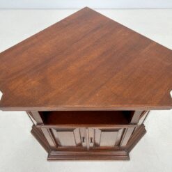 Raudonmedžio kampinė dviejų durų ir lentynos spintelė 67x92x79 cm