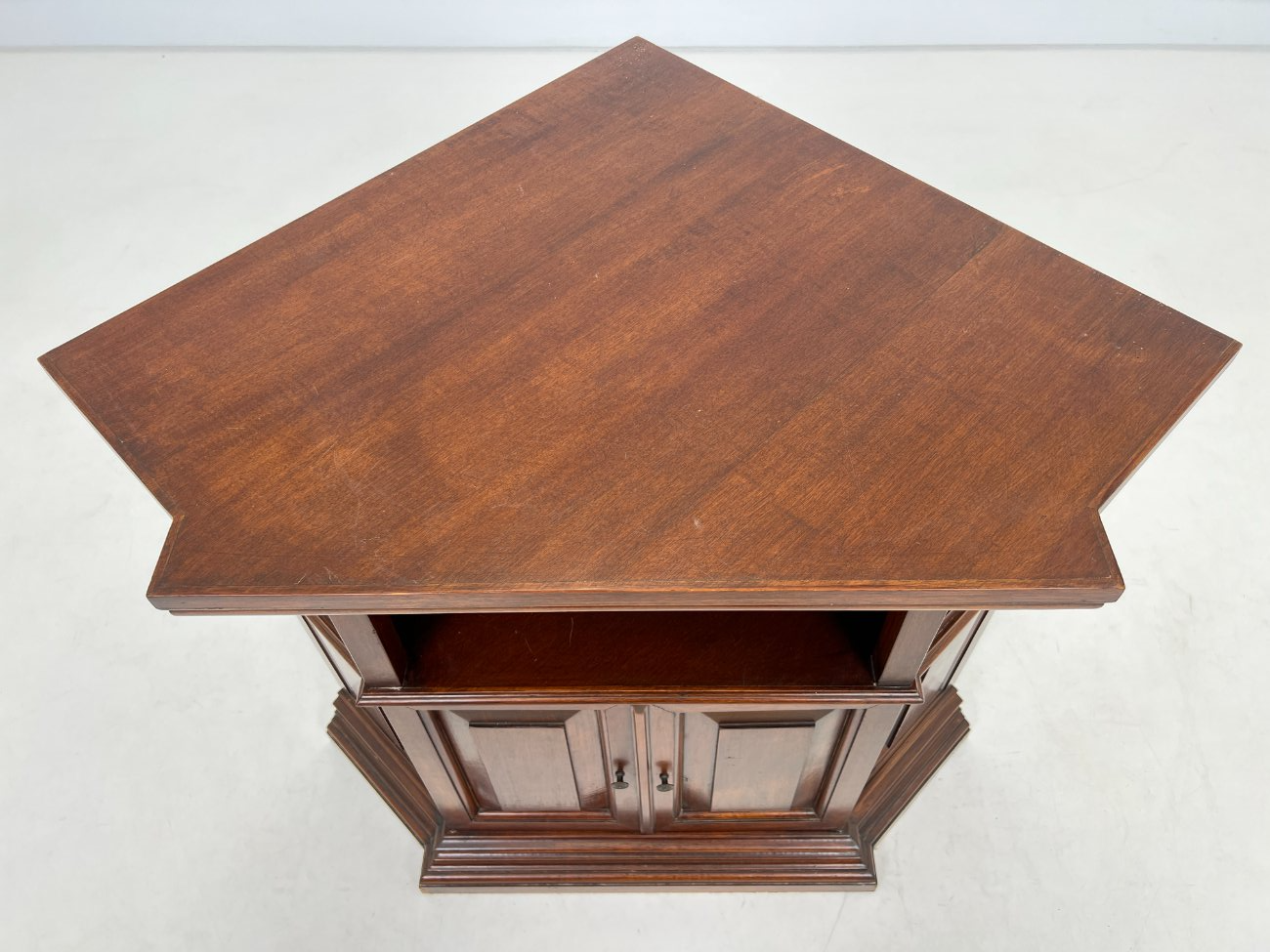 DL0116-spinteles-5 Raudonmedžio kampinė dviejų durų ir lentynos spintelė 67x92x79 cm