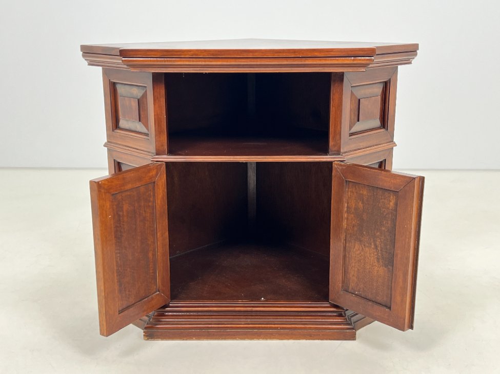 DL0116-spinteles-6 Raudonmedžio kampinė dviejų durų ir lentynos spintelė 67x92x79 cm