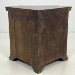 Raudonmedžio kampinė dviejų durų ir lentynos spintelė 67x92x79 cm