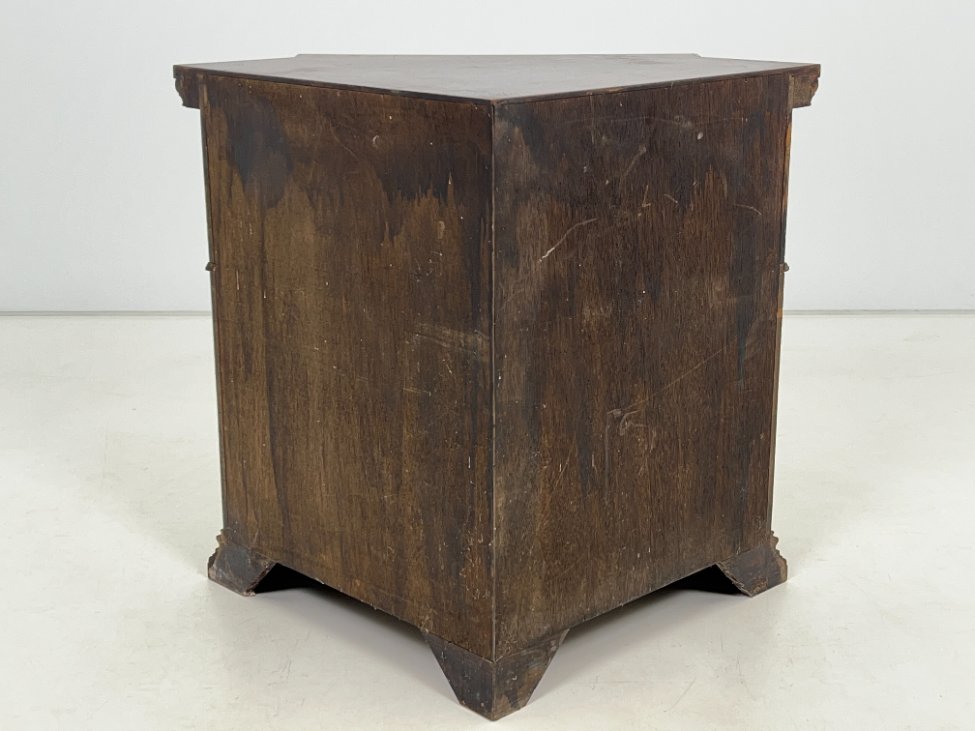 DL0116-spinteles-7 Raudonmedžio kampinė dviejų durų ir lentynos spintelė 67x92x79 cm