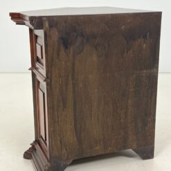 Raudonmedžio kampinė dviejų durų ir lentynos spintelė 67x92x79 cm