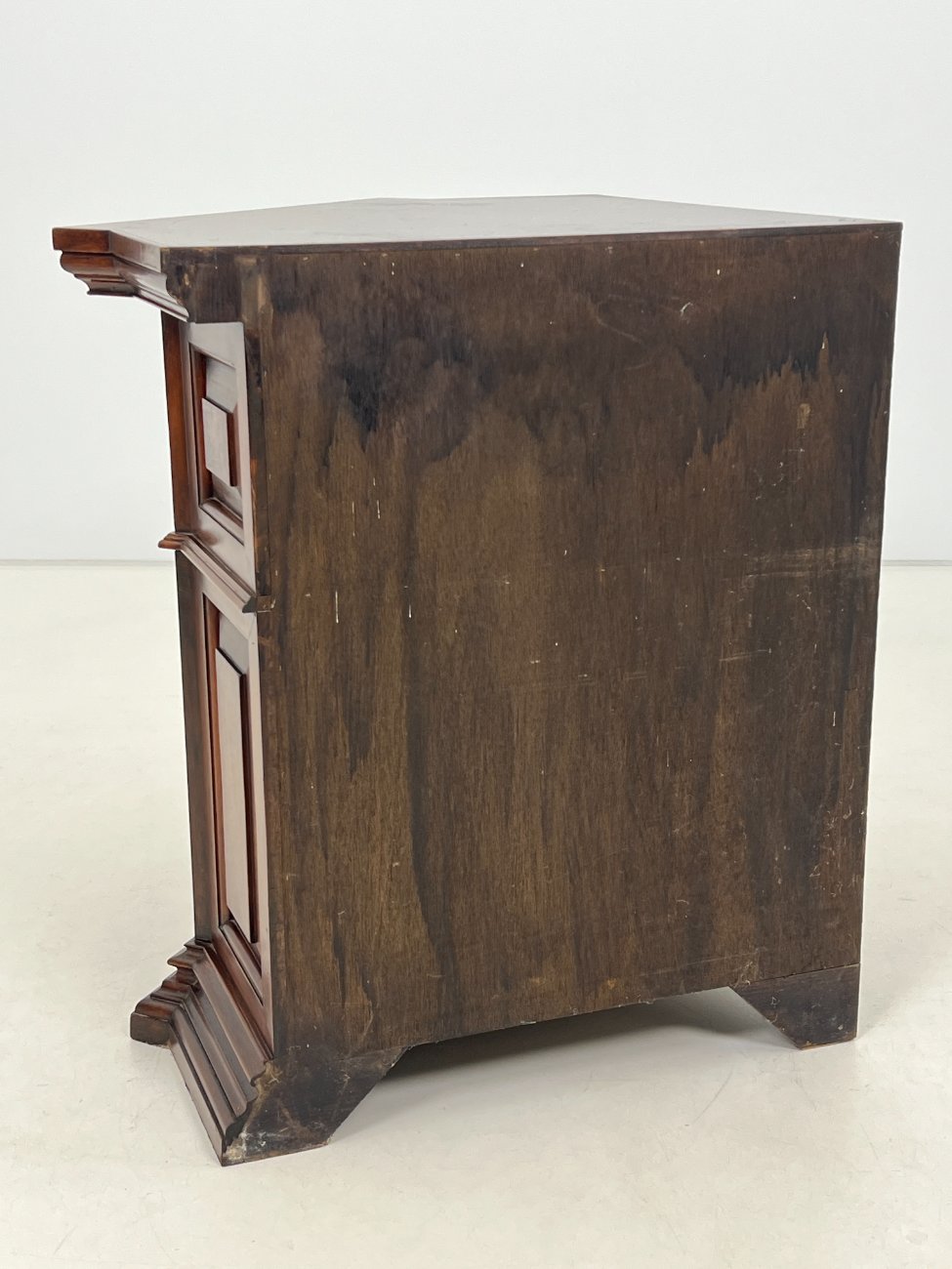 DL0116-spinteles-8 Raudonmedžio kampinė dviejų durų ir lentynos spintelė 67x92x79 cm