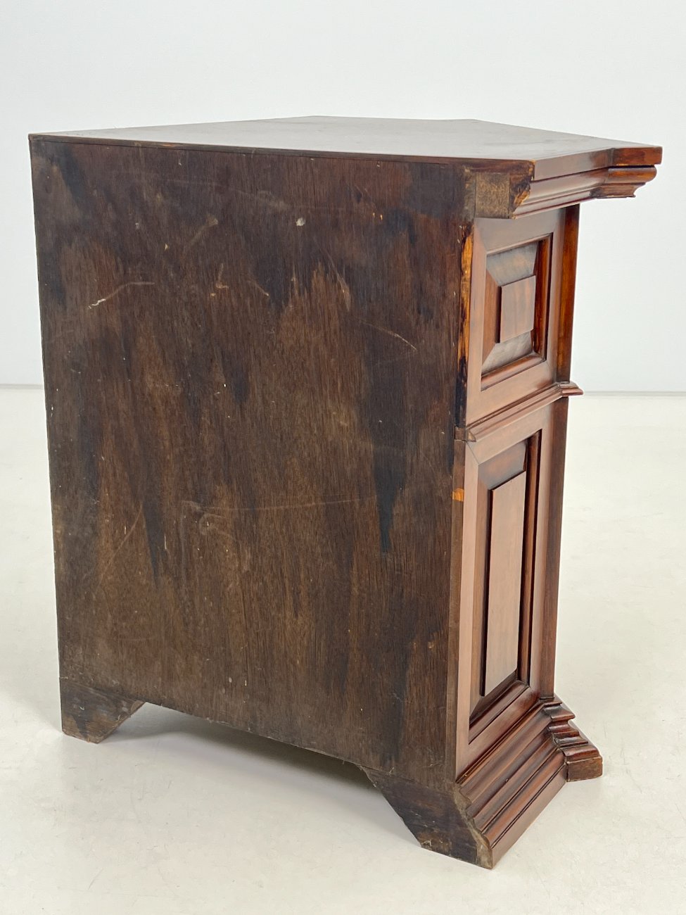 DL0116-spinteles-9 Raudonmedžio kampinė dviejų durų ir lentynos spintelė 67x92x79 cm