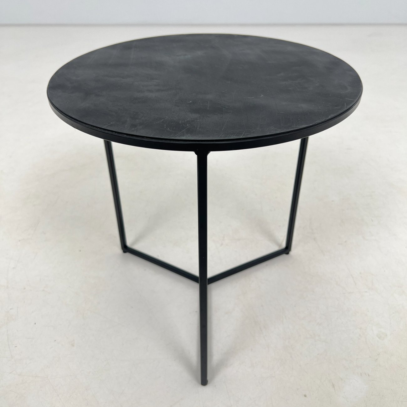 DL0120-stalai-0 Apvalus, metalinis staliukas 40x40x41 cm