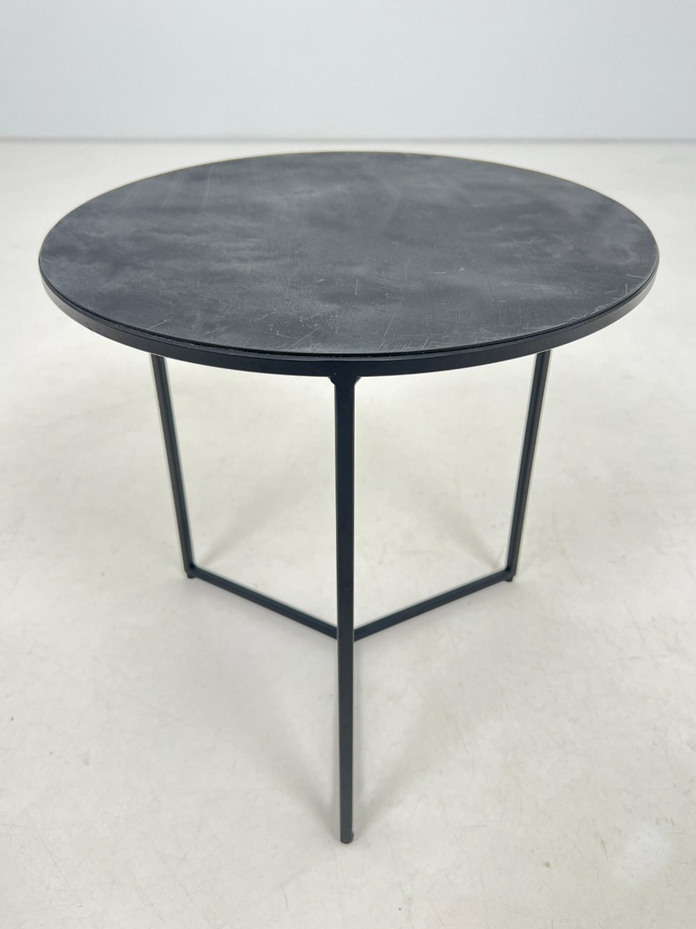 DL0120-stalai-1 Apvalus, metalinis staliukas 40x40x41 cm