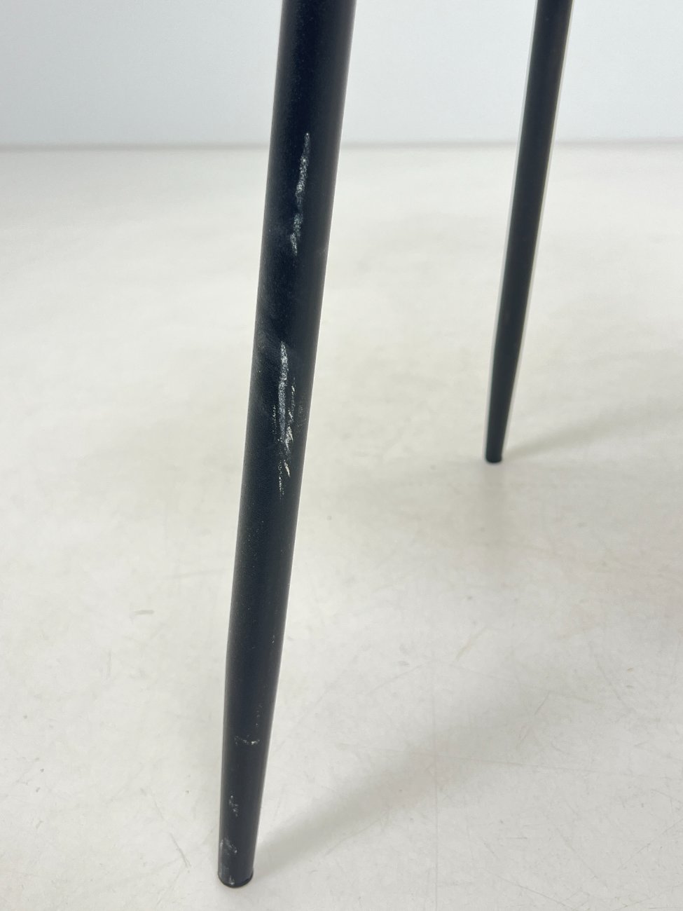 DL0165-kedes-10 Moderni kėdė su eko oda ir metalinėmis kojomis 58x45x83 cm, 48 cm