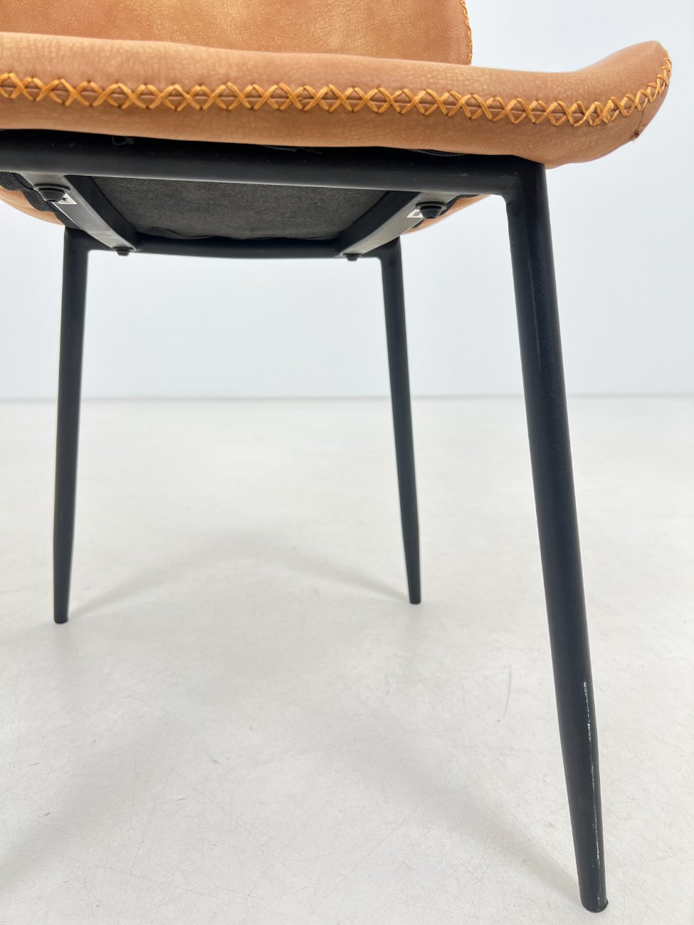 DL0165-kedes-6 Moderni kėdė su eko oda ir metalinėmis kojomis 58x45x83 cm, 48 cm