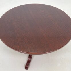 Raudonmedžio staliukas 98x98x51 cm