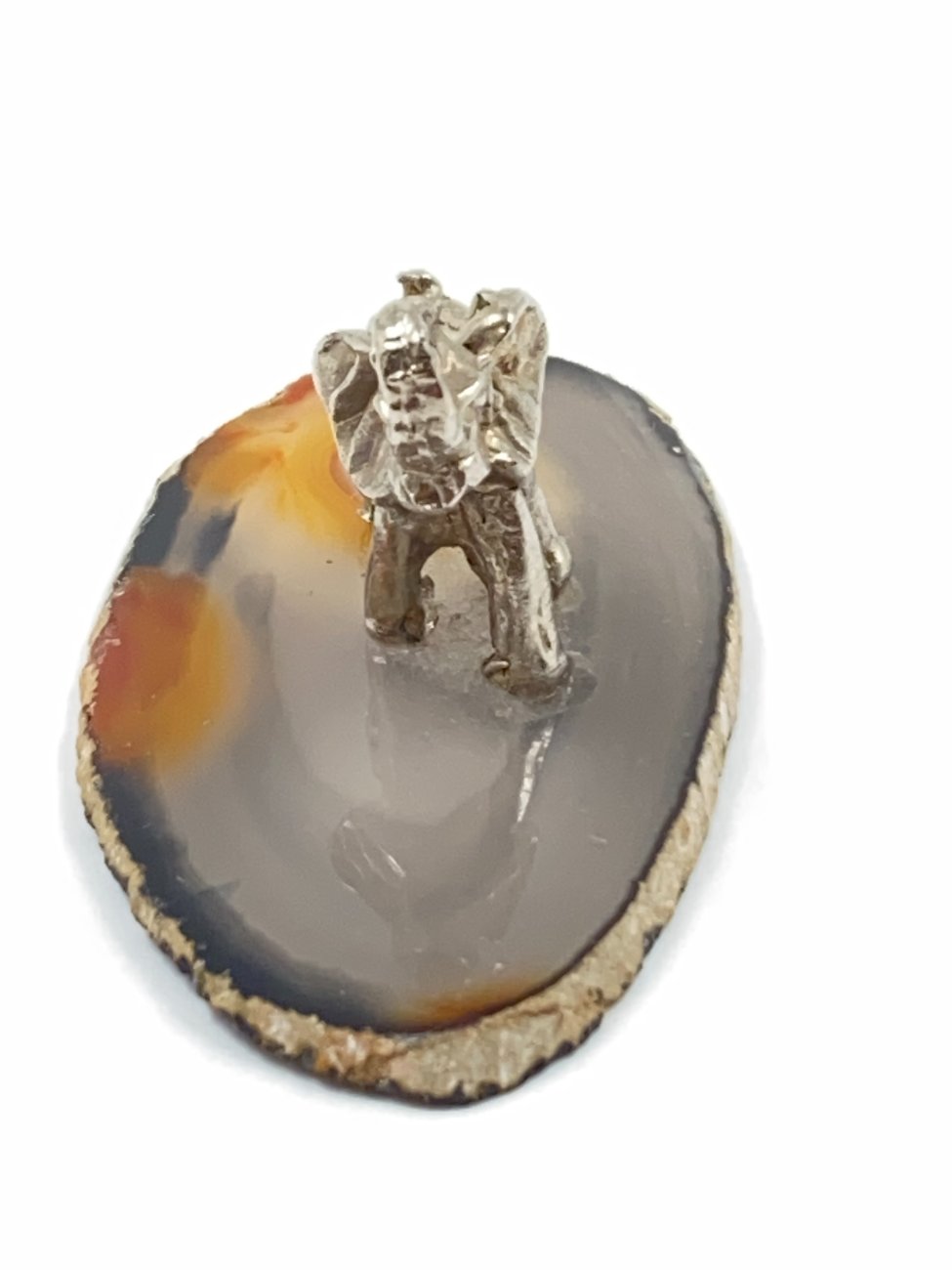 E0953-kitokios-skulpturos-3 Metalinė dramblio statula ant stiklinio padėklo 4×7,5×3 cm