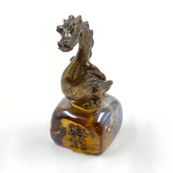 Žalvarinė drakono statula ant stiklinio postamento 2x2x6 cm