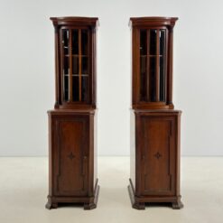 Nedideli pušies ir raudonmedžio bufetai 2 vnt. komplektas 51x40x150 cm