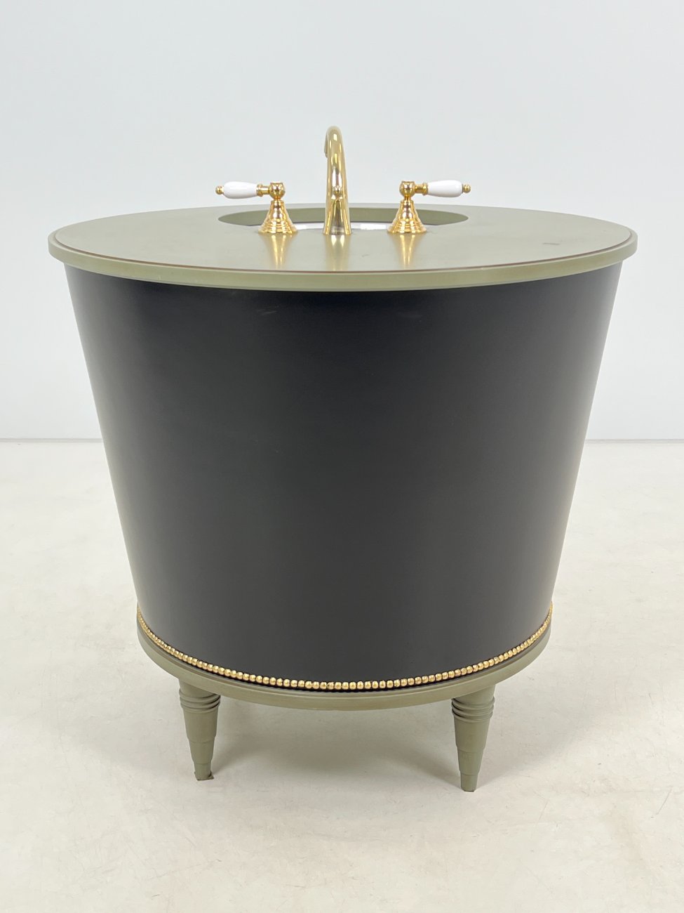 CY0289-spinteles-10 Apvali vonios spintelė su praustuvu ir maišytuvu 92x92x103,5 cm