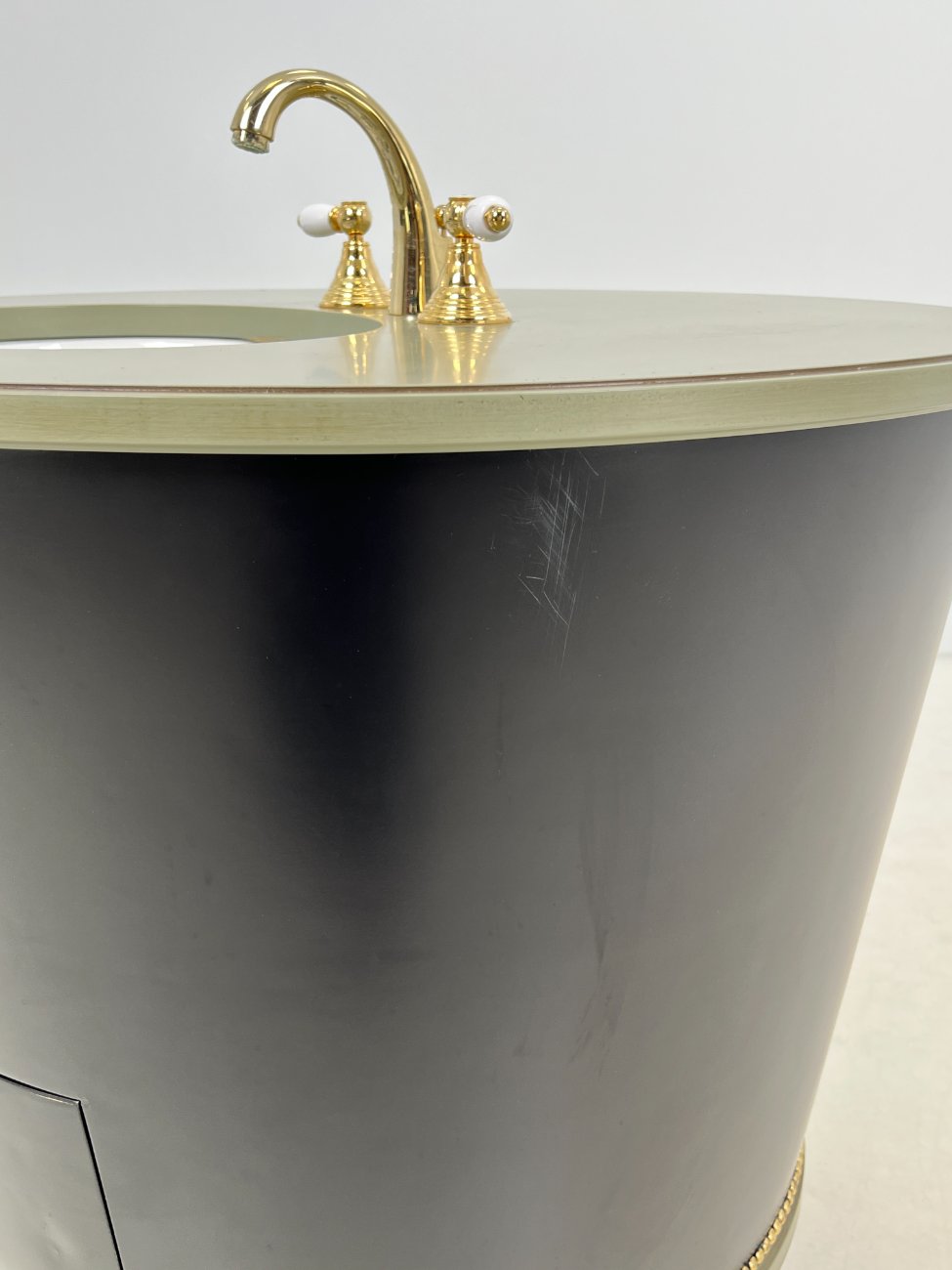 CY0289-spinteles-15 Apvali vonios spintelė su praustuvu ir maišytuvu 92x92x103,5 cm