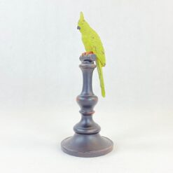 Polirezino statula "Žalia papūga ant stovo" 10x10x26 cm