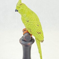 Polirezino statula “Žalia papūga ant stovo” 10x10x26 cm