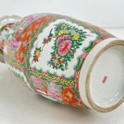 Rytietiška keramikinė vaza su raudonmedžio padėkliuku 20x20x50 cm