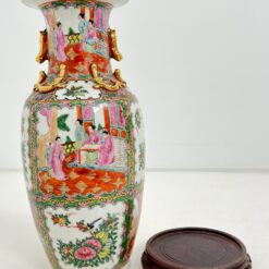 Rytietiška keramikinė vaza su raudonmedžio padėkliuku 20x20x50 cm