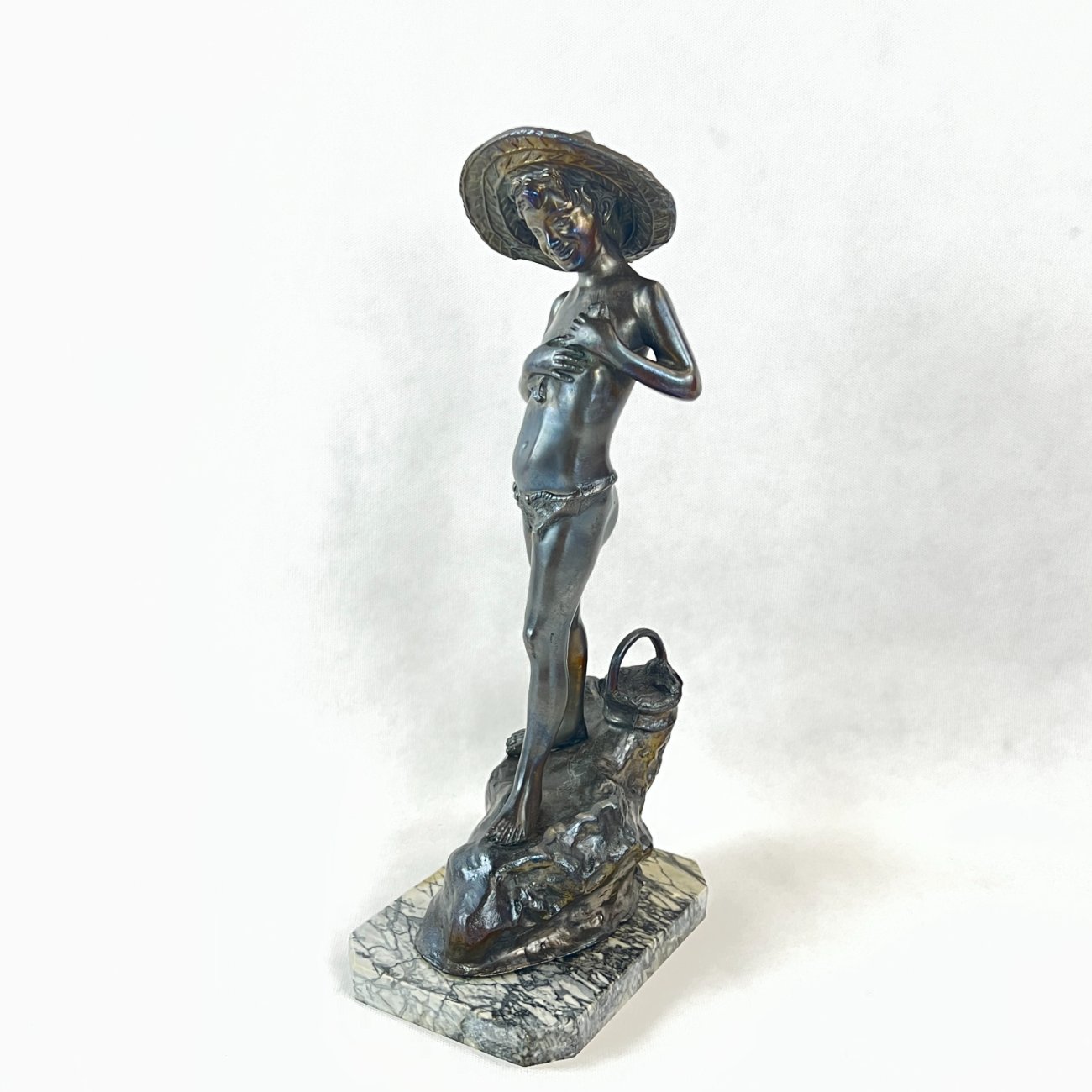 DL0340-kitokios-skulpturos-0 Metalinė statula ant akmens postamento “Žvejys ant uolos” 19×12,5×39 cm