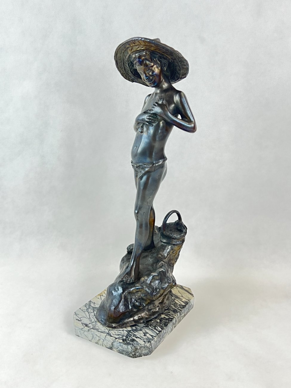 DL0340-kitokios-skulpturos-1 Metalinė statula ant akmens postamento “Žvejys ant uolos” 19×12,5×39 cm