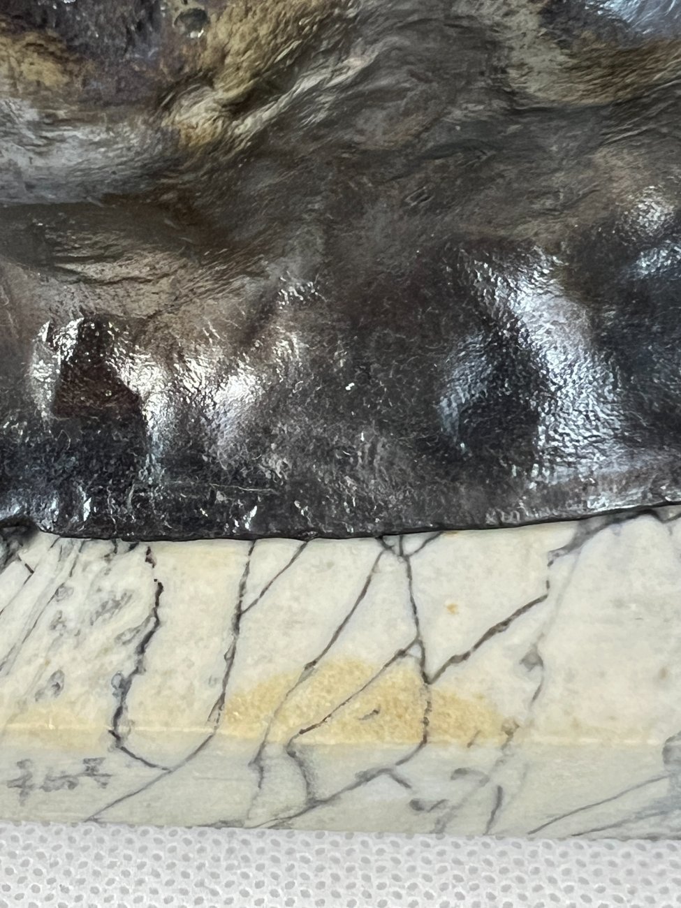 DL0340-kitokios-skulpturos-10 Metalinė statula ant akmens postamento “Žvejys ant uolos” 19×12,5×39 cm