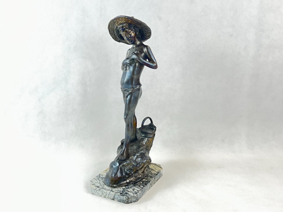 DL0340-kitokios-skulpturos-2 Metalinė statula ant akmens postamento “Žvejys ant uolos” 19×12,5×39 cm