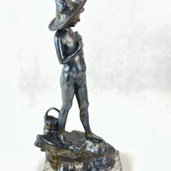 Metalinė statula ant akmens postamento “Žvejys ant uolos” 19×12,5×39 cm