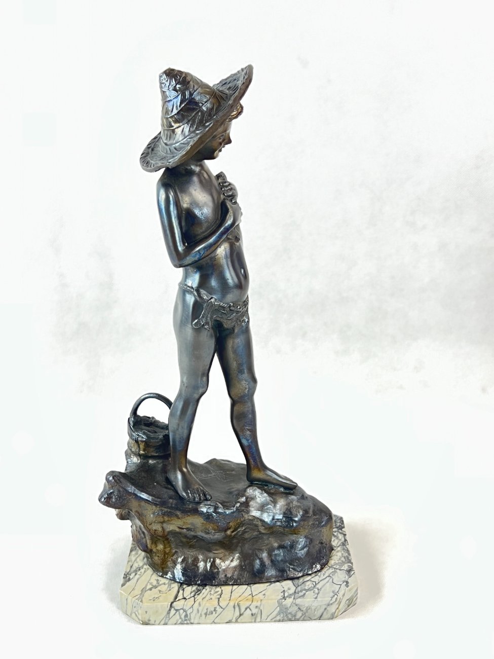 DL0340-kitokios-skulpturos-3 Metalinė statula ant akmens postamento “Žvejys ant uolos” 19×12,5×39 cm