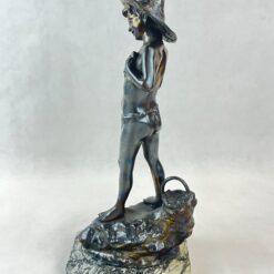 Metalinė statula ant akmens postamento “Žvejys ant uolos” 19×12,5×39 cm