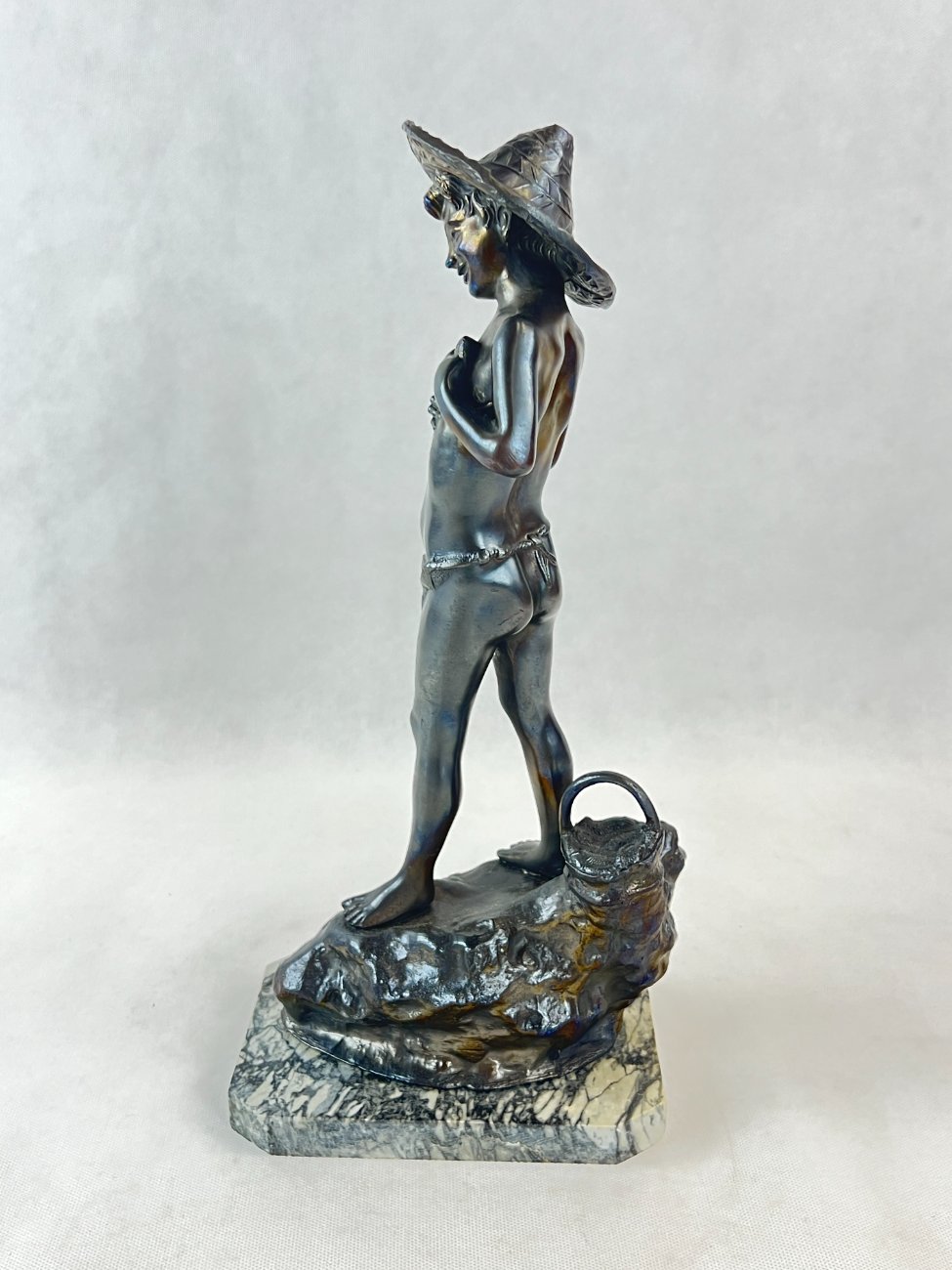 DL0340-kitokios-skulpturos-4 Metalinė statula ant akmens postamento “Žvejys ant uolos” 19×12,5×39 cm