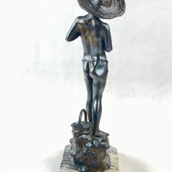 Metalinė statula ant akmens postamento “Žvejys ant uolos” 19×12,5×39 cm