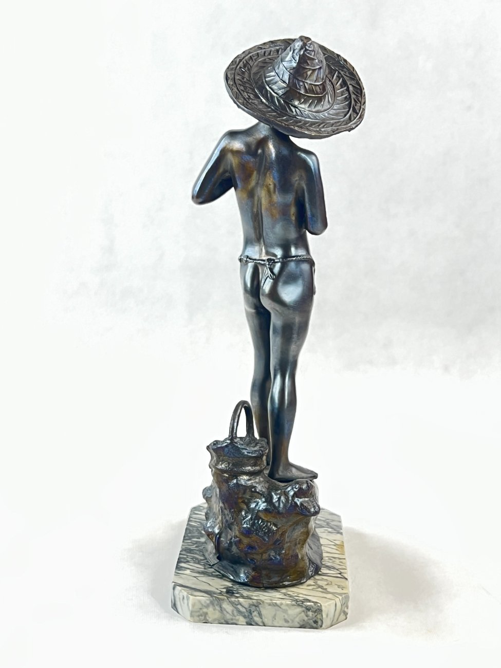 DL0340-kitokios-skulpturos-5 Metalinė statula ant akmens postamento “Žvejys ant uolos” 19×12,5×39 cm