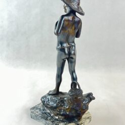 Metalinė statula ant akmens postamento “Žvejys ant uolos” 19×12,5×39 cm