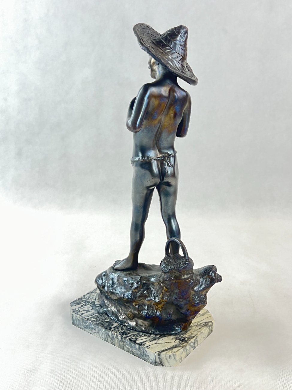 DL0340-kitokios-skulpturos-6 Metalinė statula ant akmens postamento “Žvejys ant uolos” 19×12,5×39 cm