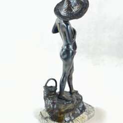 Metalinė statula ant akmens postamento “Žvejys ant uolos” 19×12,5×39 cm